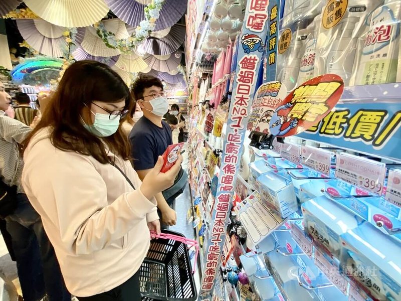 日本品牌百貨「唐吉訶德」在高雄大立百貨開設全台最大旗艦店,7日熱鬧開幕,提供民眾眾多日本品牌美妝、生活用品選擇,吸引許多民眾前往參觀選購。中央社記者董俊志攝 112年12月7日