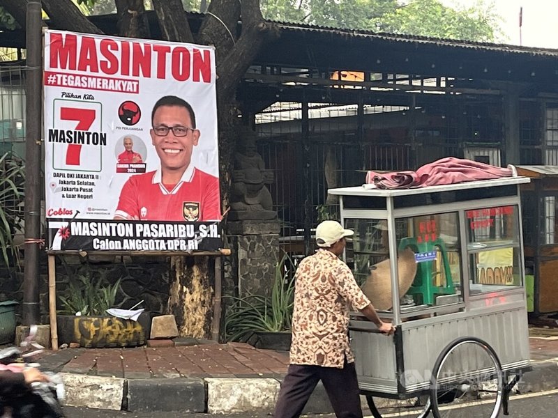 印尼2024年2月將舉行總統及國會選舉，雅加達街頭隨處可見候選人的競選旗幟及海報。中央社記者李宗憲雅加達攝 112年12月7日