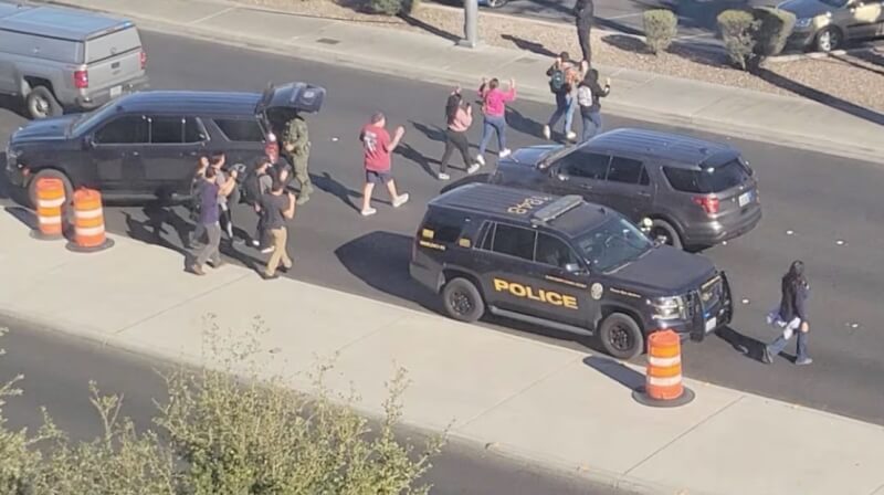 美國內華達大學拉斯維加斯分校6日發生槍擊案後，學生舉手離開校園。（路透社）
