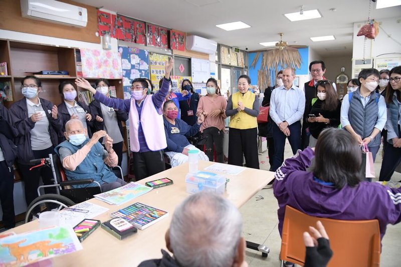 衛福部7日安排美國衛生福利部官員5人及杜克大學2名學者到花蓮秀林鄉衛生所拜訪交流,縣長徐榛蔚(中,黃衣)等人也前往「莎芭答日間關懷中心」慰問長者們。(花蓮縣政府提供)中央社記者李先鳳傳真 112年12月7日