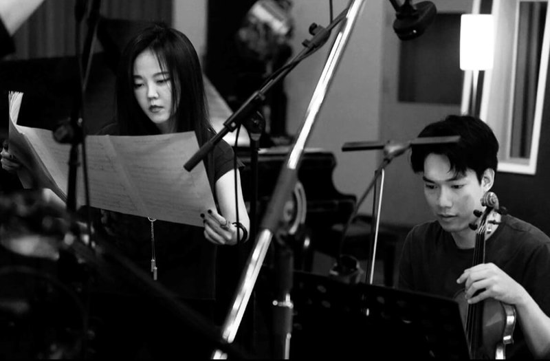 以爵士鋼琴家身分活躍樂壇的陳若玗（左）推出新單曲，邀約小提琴家林品任（右）跨界合作。（台灣索尼音樂提供）中央社記者趙靜瑜傳真  112年12月7日