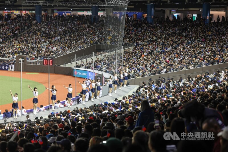 2023亞洲棒球錦標賽3日開幕戰由台韓交鋒，共有1.7萬名觀眾湧入台北大巨蛋。中央社記者吳家昇攝　112年12月3日