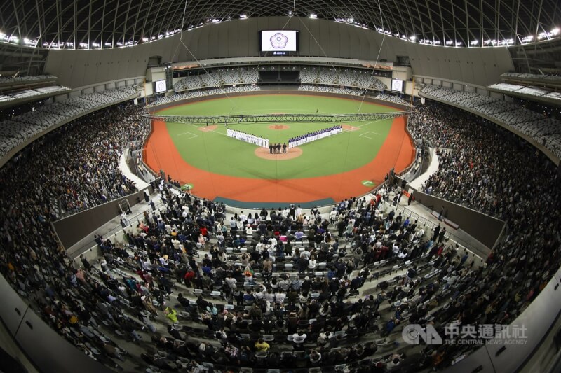 台北大巨蛋11月18日舉辦測試賽，球迷首次有機會參觀內部設施。（中央社檔案照片）