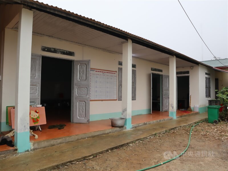 勝模鄉幼兒園職員過去都在倉庫裡煮飯，學童則在走廊上用餐，如今河內台商會出資興蓋的廚房（圖）符合標準規定，洗菜、煮飯與分菜都有專用空間。中央社記者陳家倫河江省攝 112年12月7日