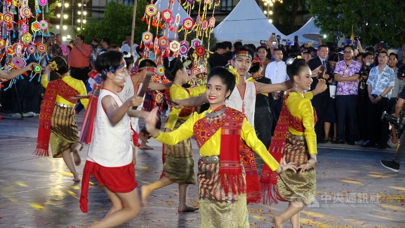 泰國政府向聯合國教科文組織成功申請把潑水節列為人類非物質文化遺產，泰國文化部7日在曼谷市政府前廣場舉辦慶祝活動。圖為表演泰式傳統舞蹈的舞者。中央社記者呂欣憓曼谷攝 112年12月7日