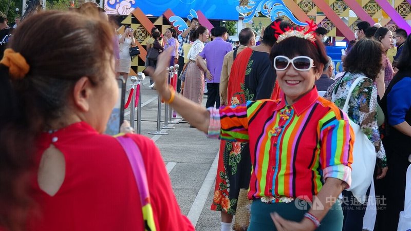 泰國政府向聯合國教科文組織成功申請把俗稱潑水節的宋干節列為人類非物質文化遺產，泰國文化部7日在曼谷市政府前廣場舉辦慶祝活動，民眾特地盛裝打扮參與。中央社記者呂欣憓曼谷攝 112年12月7日