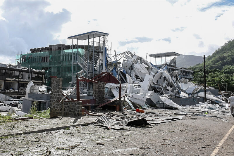塞席爾馬埃島的工業區內炸藥庫7日發生大爆炸，造成數十人受傷和建築物倒塌。（法新社）