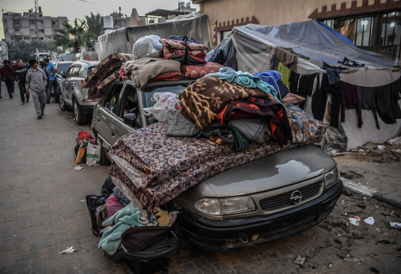 加薩南部大城甘尤尼斯民眾6日無家可歸，以車為家。（安納杜魯新聞社）