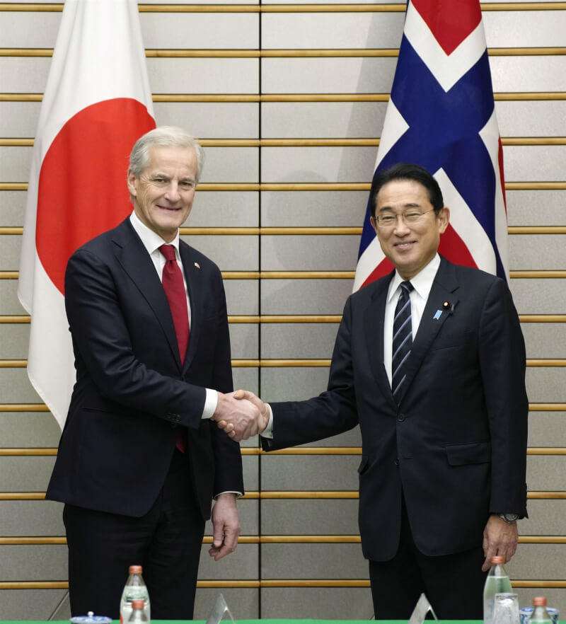 挪威首相斯托爾（左）7日與日本首相岸田文雄（右）在日本首相官邸會面。（共同社）