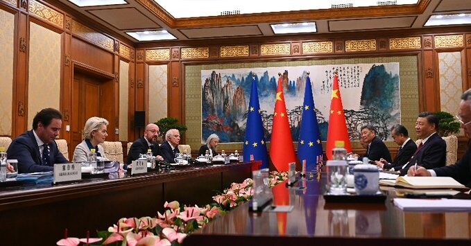 歐中峰會7日在北京舉行，歐盟執行委員會主席范德賴恩（左2）會中告訴中國國家主席習近平（右2），歐盟和最大貿易夥伴中國間的分歧必須處理。（圖取自twitter.com/vonderleyen）