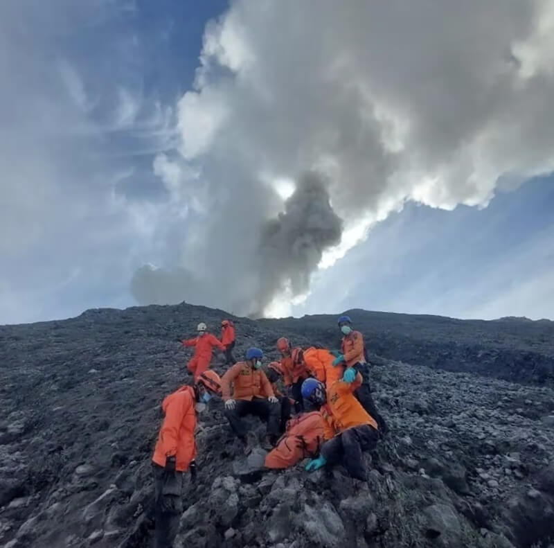 印尼梅拉比火山3日噴發，5日救難人員將受困登山客送出山區。（Basarnas/Handout 路透社）