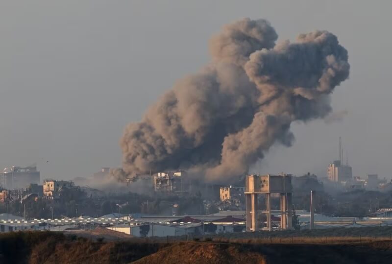 以色列、哈瑪斯衝突持續，圖為6日加薩遇襲冒濃煙。（路透社）
