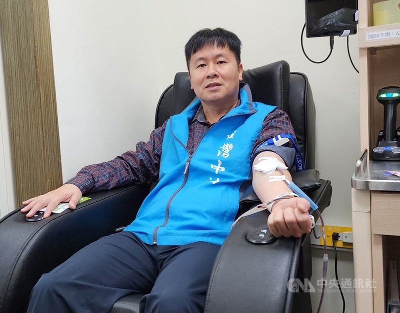 秋冬醫療用血需求增,台灣中油澎湖營業處7日起一連3天在馬公捐血站發起公益捐血活動,處長周武憲(圖)率先挽袖捐血。中央社 112年12月7日
