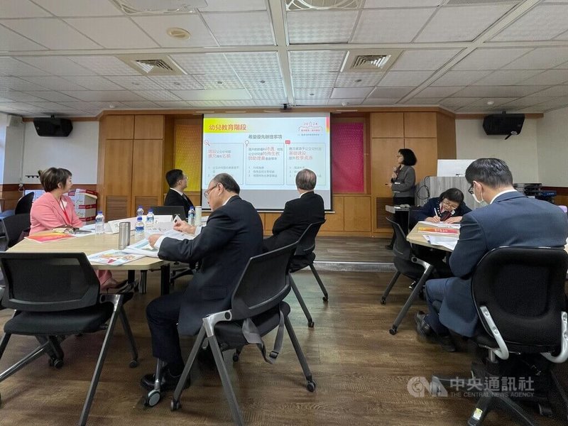 台灣教育政策與評鑑學會等團體8日在台灣師範大學公布一項網路調查結果顯示，重大教育議題中，雙語政策、少子化政策滿意度最低。中央社記者陳至中攝  112年12月8日