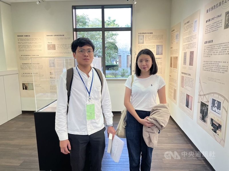 台大研究生協會8日舉辦前台大化工系系主任陳華洲調查紀錄展，策展成員、台大城鄉所學生許冠澤（左）等人呼籲校方成立研究專案，重新建構「威權校史」。中央社記者陳至中攝  112年12月8日