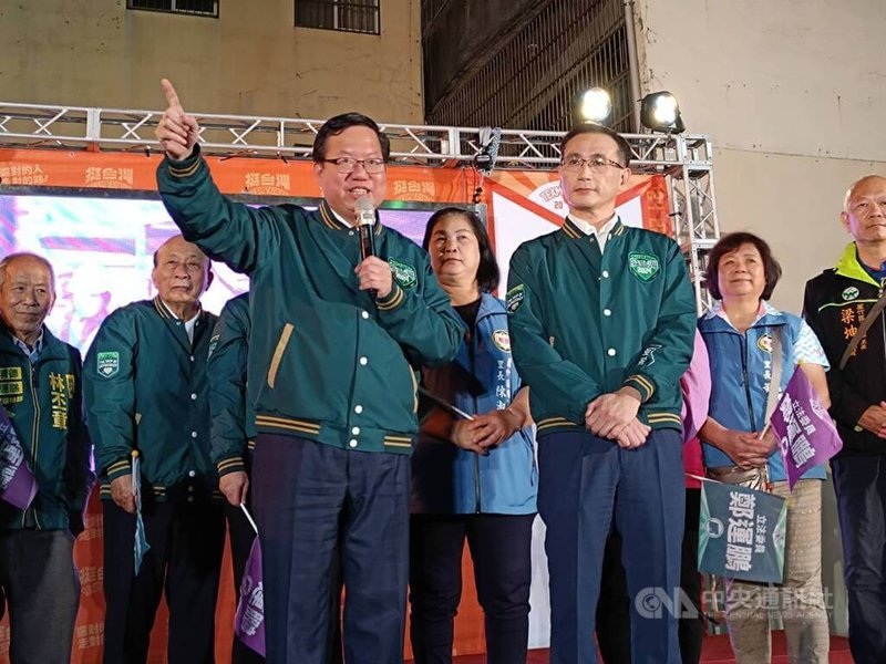 民進黨桃園市第一選區立委參選人鄭運鵬（前右）8日舉辦問政說明會，行政院副院長鄭文燦（前左）出席力挺，呼籲鄉親信賴鄭運鵬，繼續為桃園打拚。中央社記者葉臻攝  112年12月8日