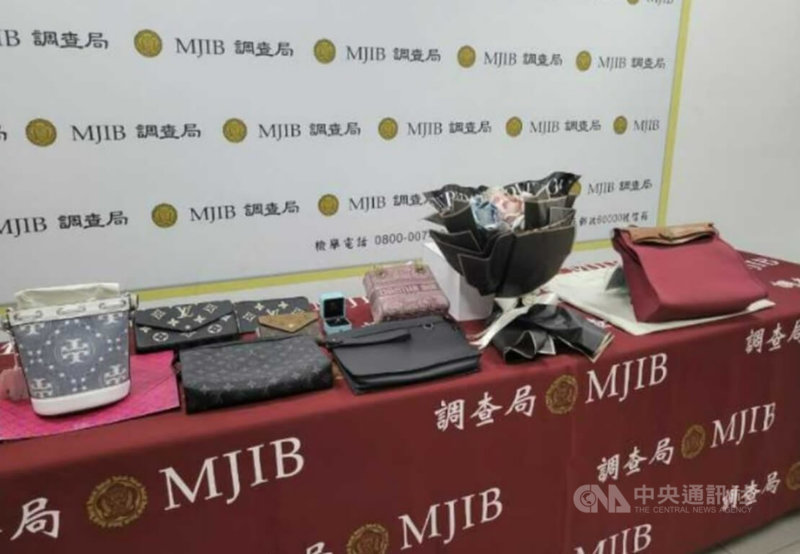黃姓男子在台中組成愛情詐騙集團,找來多名面貌身材姣好的女公關鎖定被害人詐財,檢警調循線破獲,並查扣名牌手錶、現金花束、鑽石等贓證物。(翻攝照片)中央社記者蘇木春傳真 112年12月8日
