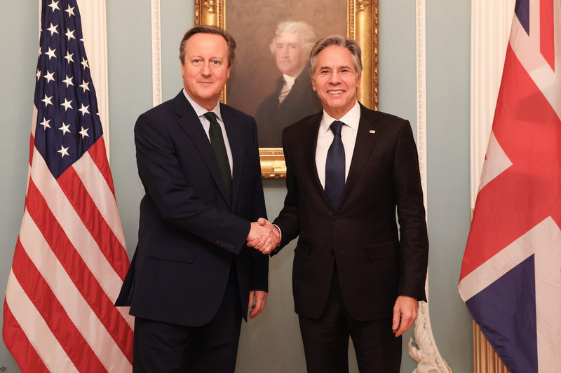 英國外交大臣卡麥隆（左）7日在訪美期間與國務卿布林肯（右）會晤，雙方會後舉行聯合記者會。（英國政府提供）中央社記者陳韻聿倫敦傳真  112年12月8日