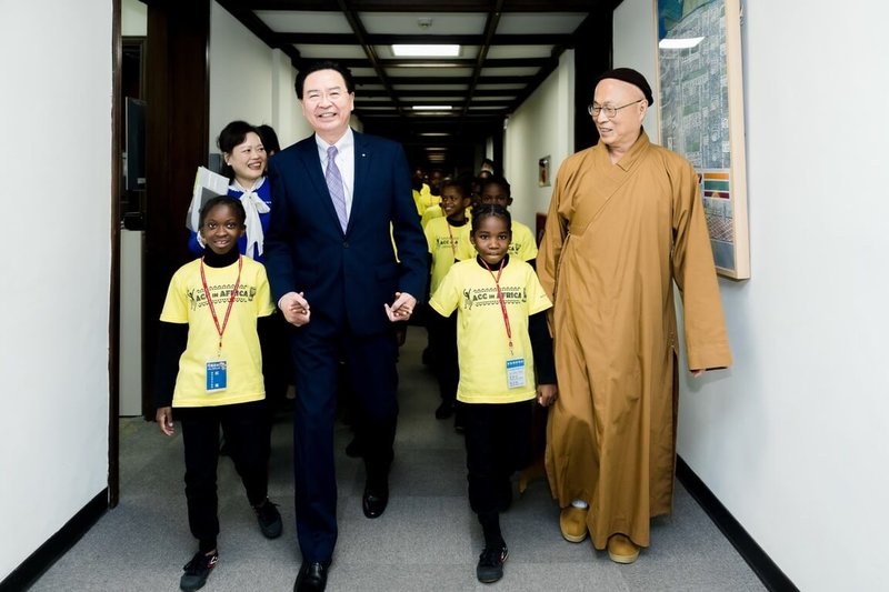 外交部長吳釗燮（左2）帶領阿彌陀佛關懷中心納米比亞院所院童，並與該中心發起人慧禮法師（右1）一起步入會場。（外交部提供）中央社記者黃雅詩傳真 112年12月8日