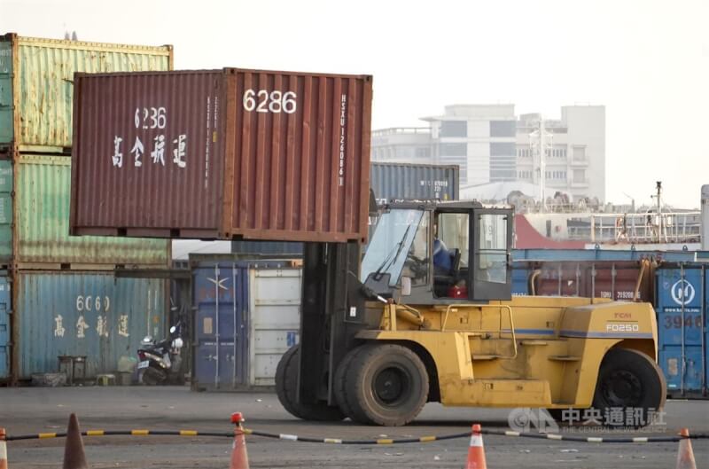 圖為高雄港區內工程車正在進行貨櫃移動作業。中央社記者董俊志攝 112年12月8日