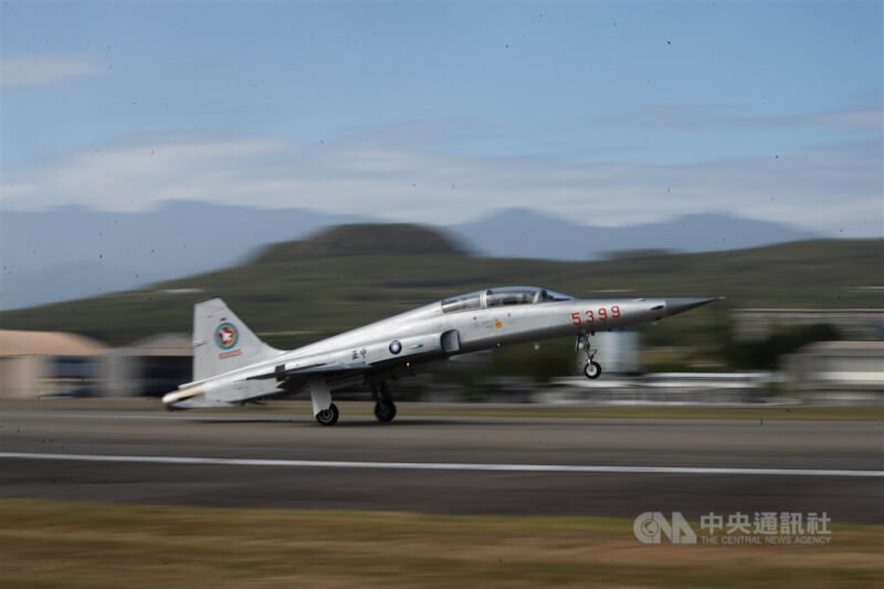 F-5戰機正式解除戰備，過往假想敵中隊使用的匪空優塗裝（圖）正式走入歷史。中央社記者游凱翔攝 112年11月29日