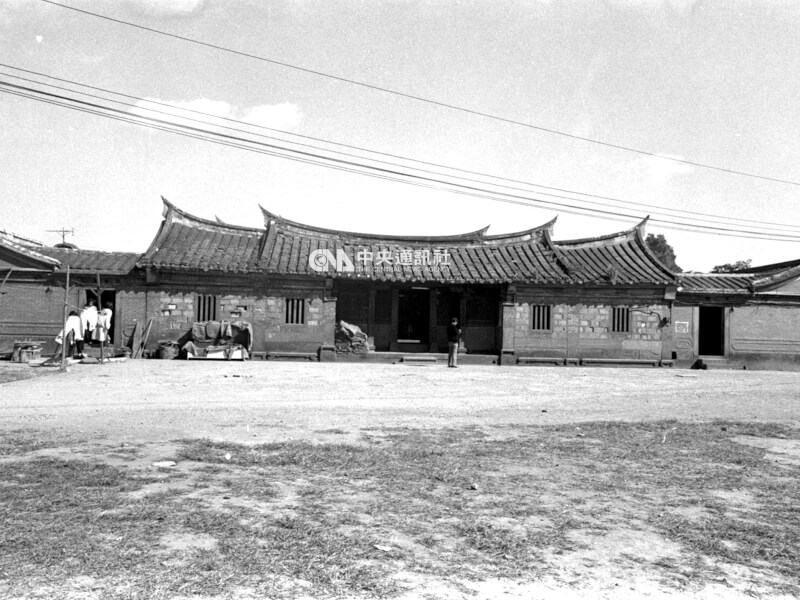 林家古厝展現閩南建築文化，燕尾屋脊線條流暢。（中央社檔案照片）