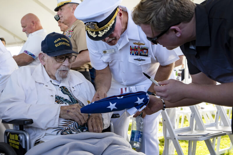 現年103歲的沙布（左）7日參加珍珠港事件紀念儀式。（美聯社）
