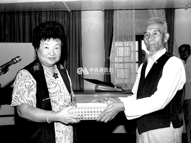 1983年7月26日，王貫英捐贈「資治通鑑」等300多冊經典給美國孔子文教基金會，在台北市華岡慈孝堂舉行贈書儀式。（中央社檔案照片）