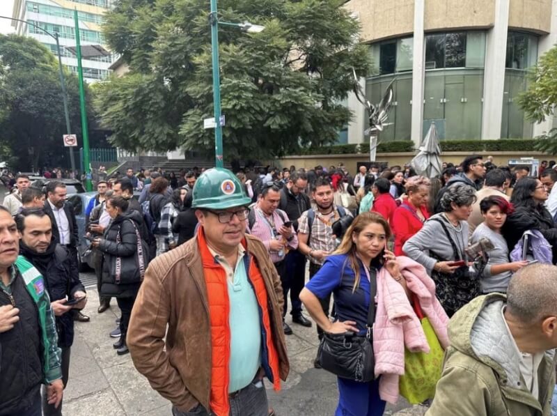 墨西哥7日發生規模5.8地震，多地強烈搖晃，民眾紛紛跑到街上。（路透社）