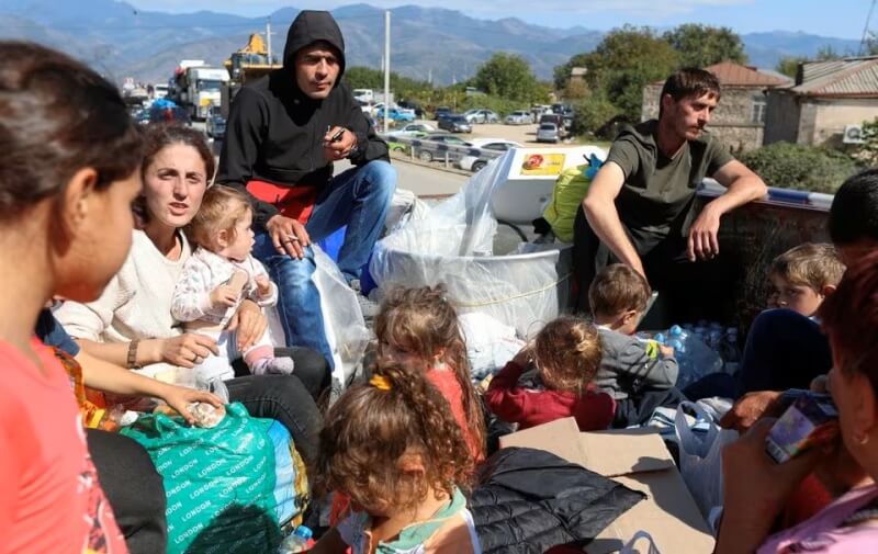 亞美尼亞與亞塞拜然為了納卡區陷入衝突幾十年。圖為9月27日納卡區難民坐卡車抵達亞美尼亞邊境。（路透社）