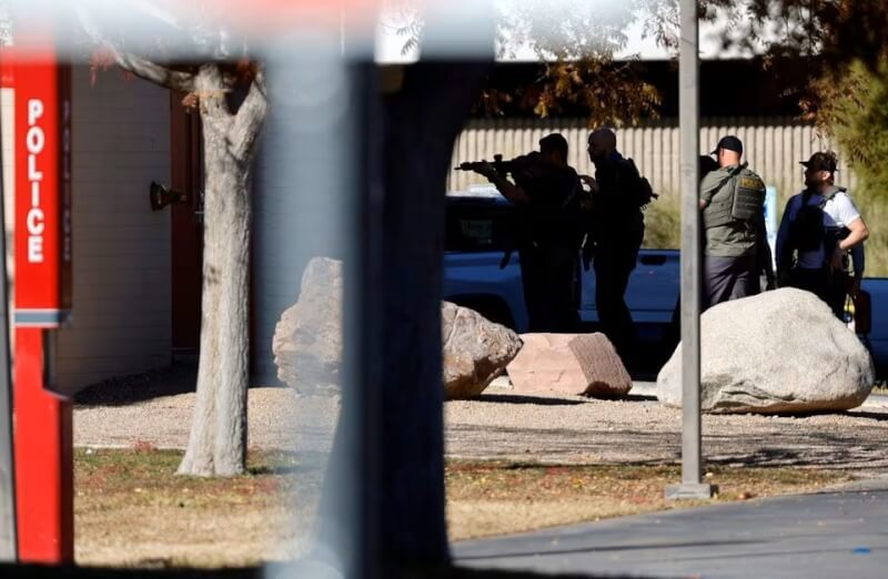 圖為美國內華達大學拉斯維加斯分校6日發生槍擊案後，警方進入現場。（Steve Marcus/Las Vegas Sun via 路透社）