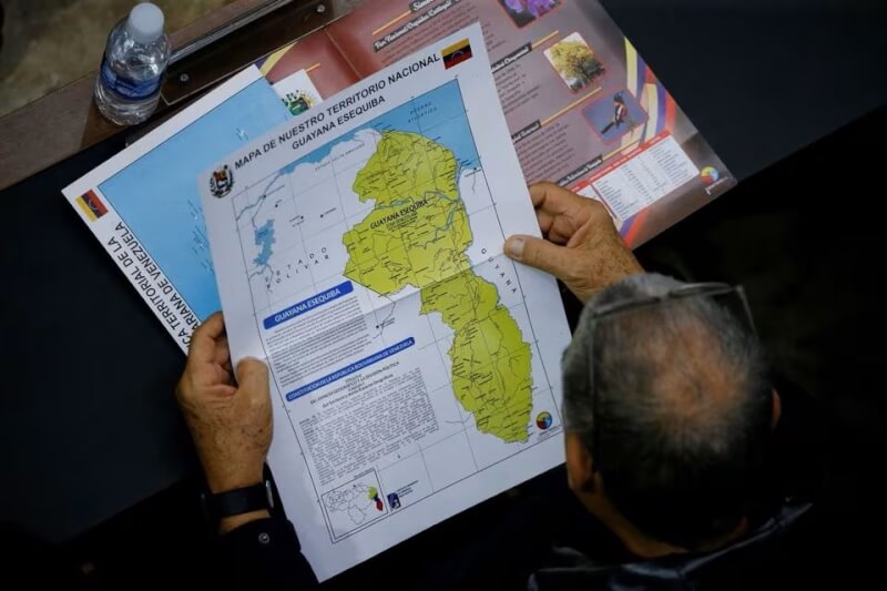 圖為委內瑞拉一名議員手持地圖，顯示艾瑟奎波地區是委內瑞拉的一部分。（路透社）