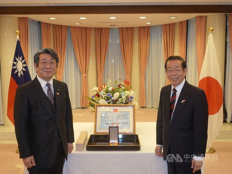 日本全國日台議員友好協議會會長藤田和秀（左）8日在駐日代表處從駐日代表謝長廷（右）手中接下「外交之友貢獻獎」證書。他說，安倍晉三在首相任內勉勵協議會要珍惜台灣這個日本的老朋友。中央社記者楊明珠東京攝 112年12月9日