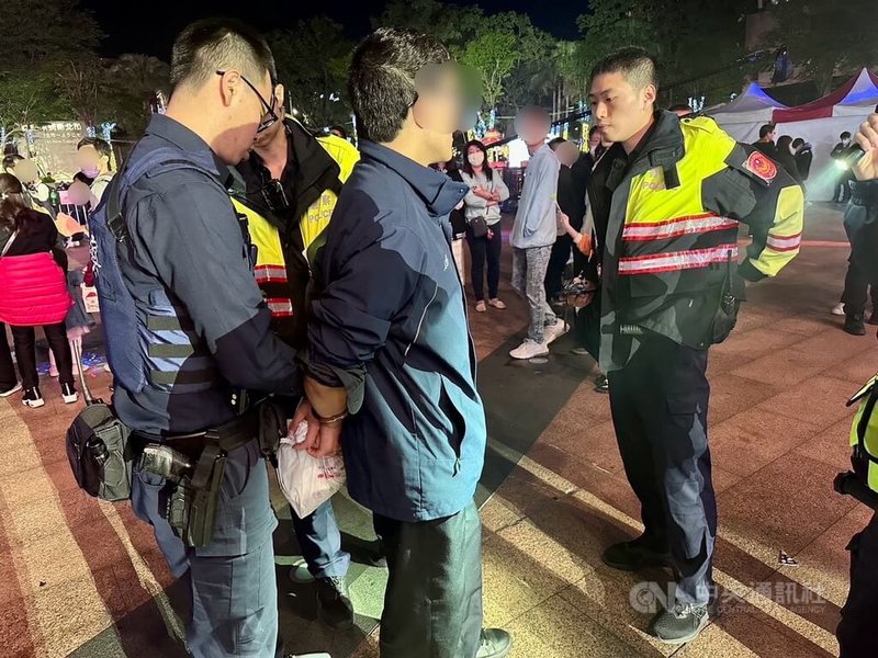 新北市海山警分局9日表示,謝姓男子(前左2)8日晚間在新北耶誕城活動主舞台區,涉嫌偷拍被害女子裙底畫面,警方依現行犯逮捕謝男。(翻攝畫面)中央社記者黃旭昇新北傳真 112年12月9日