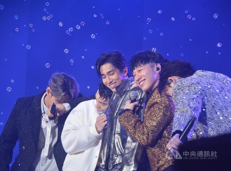 2023新北歡樂耶誕城「巨星耶誕演唱會」9日晚間熱鬧登場,男團「五堅情」登台開唱,引起粉絲熱情歡呼。中央社記者黃旭昇新北市攝 112年12月9日