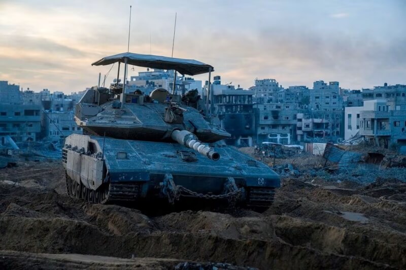 一名以色列士兵7日在加薩走廊執行任務，站在戰車上查看情勢。（以色列國防軍提供 via 路透社）