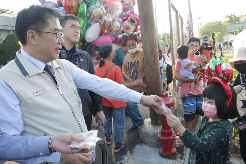 台南市長黃偉哲（前左）9日下午到善化區善糖文化園區出席「善糖甜蜜童樂會」，現場分送糖果給參加活動的小朋友。（台南市政府提供）中央社記者楊思瑞台南傳真  112年12月9日