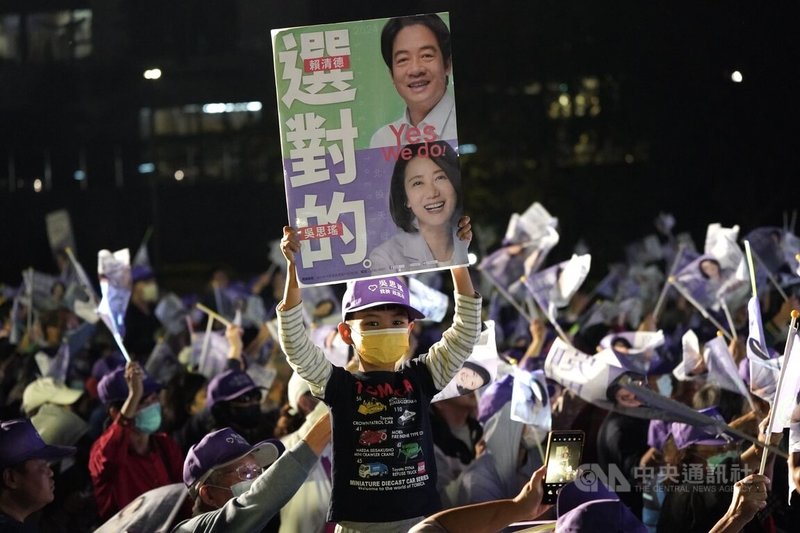 民進黨籍立委吳思瑤與總統參選人賴清德聯合競選總部成立大會9日在北投七星公園舉行，現場湧入大批支持者，有小朋友與家人一同到場，高舉看板表達支持。中央社記者徐肇昌攝  112年12月9日