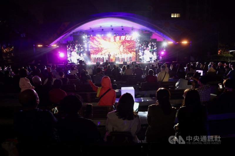 由台灣藝文界人士發起的「挺美好」音樂會9日晚間在台北二二八和平公園登場，活動開放免費入場，吸引許多民眾到場觀賞。中央社記者張皓安攝 112年12月9日