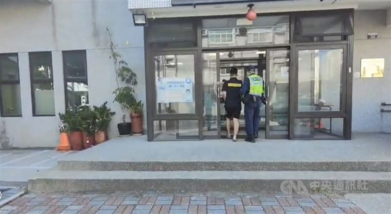 台中市警察局清水分局8日凌晨獲報,有民眾騎機車進入高美濕地,經調閱監視器以車追人,通知2名男子到案說明,全案依違反野生動保法函請農業局裁處。(翻攝照片)中央社記者郝雪卿傳真 112年12月9日