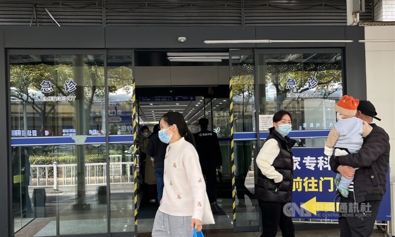 圖為11月28日上海復旦大學附屬兒科醫院急診門口畫面。（中央社檔案照片）