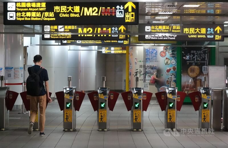 圖為台北捷運台北車站驗票閘門。（中央社檔案照片）