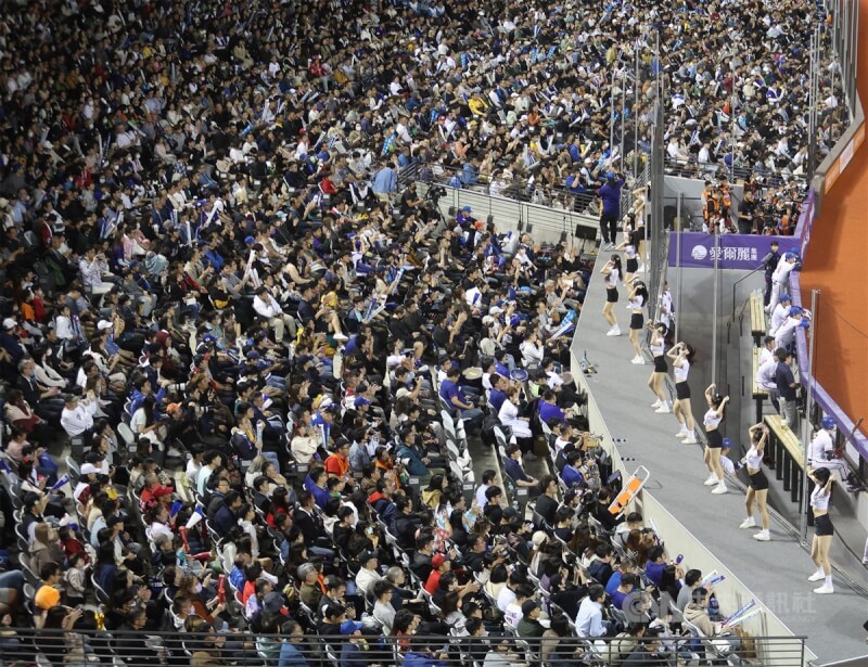 2023亞洲棒球錦標賽超級循環賽8日晚間在台北大巨蛋上演台日大戰，賽前1萬7000席座位完售，實際湧入1萬5544名觀眾，在場邊為台灣隊加油打氣。中央社記者張新偉攝 112年12月8日