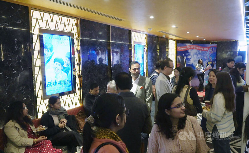 駐印度代表處9日在新德里舉辦2023年台灣電影展，播出3部台灣優質影片，「月老」、「關於我和鬼變成家人的那件事」以及「成功補習班」等影片，吸引許多印度民眾觀影。中央社記者林行健新德里攝  112年12月9日
