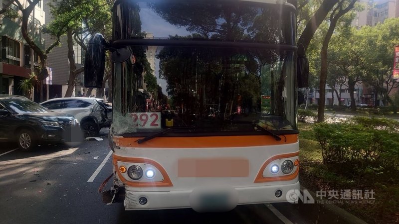 台北市警消9日下午獲報,敦化南路1段附近發生車禍,派員到場發現1輛公車與3輛自小客車發生碰撞,造成3人輕傷,詳細肇事原因待調查釐清。(翻攝畫面)中央社記者劉建邦傳真 112年12月9日