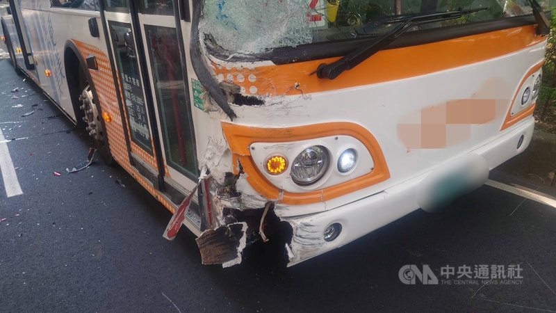 台北市敦化南路1段附近，9日下午發生1輛公車與3輛自小客車碰撞事故，造成公車乘客等3人受輕傷，肇事原因待調查釐清。（翻攝畫面）中央社記者劉建邦傳真  112年12月9日