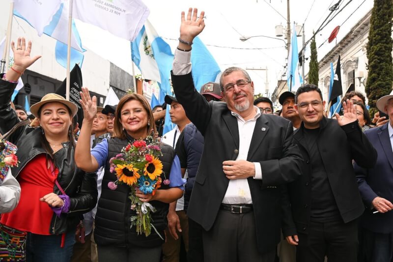 瓜地馬拉檢方8日指出，總統大選涉行政違規，阿雷巴洛（前右2）獲勝無效。（圖取自facebook.com/Dr.BernardoArevalodeLeon）
