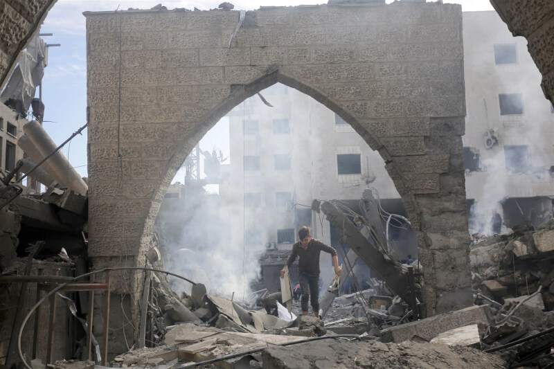 以色列8日空襲加薩摧毀一座清真寺，民眾爭相逃難。（安納杜魯新聞社）