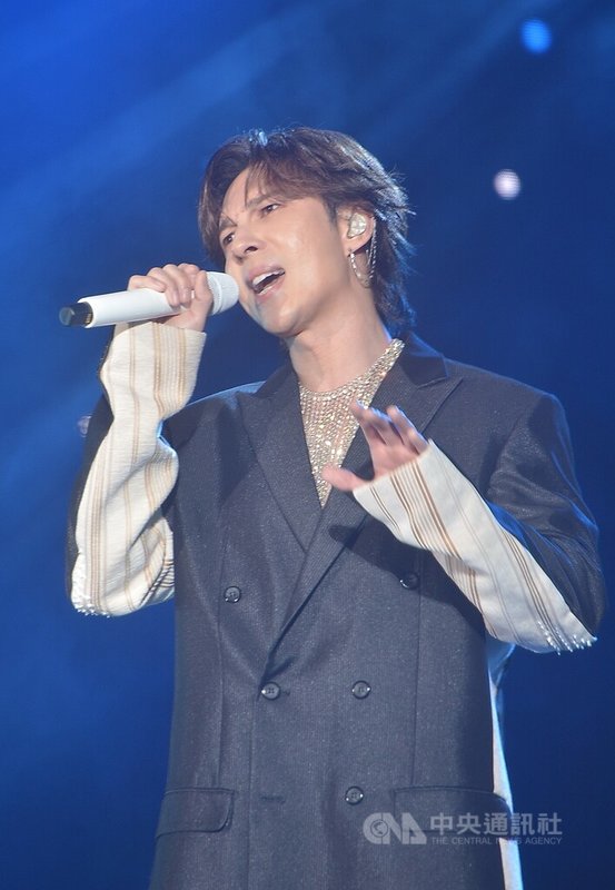 歌手陳勢安9日晚間站上2023新北歡樂耶誕城首場「巨星耶誕演唱會」舞台,帶來精彩演出,為歌迷獻唱「全世界我只想保護你」等歌曲。中央社記者黃旭昇新北市攝 112年12月9日