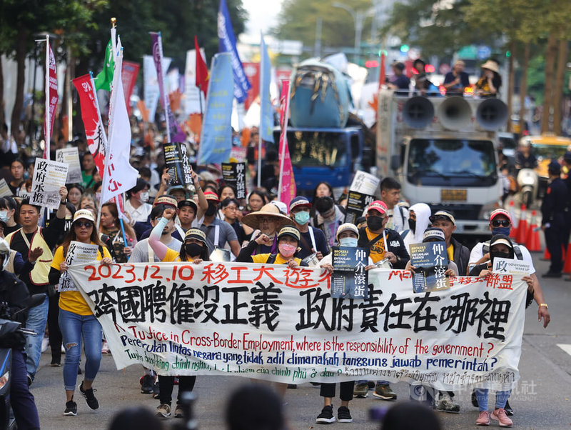 台灣移工聯盟發起「跨國聘僱沒正義,政府責任在哪裡」移工大遊行10日在台北登場,訴求政府應承擔跨國聘僱的責任、廢除私人仲介制度,並高喊「政府承擔、仲介滾蛋」等口號。中央社記者謝佳璋攝 112年12月10日